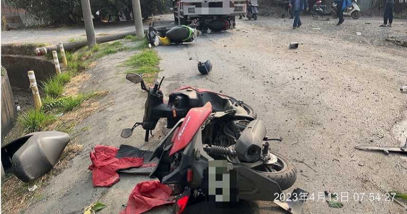 高雄市小港區山邊路上午發生一起車禍，砂石車剎車失靈，撞擊對向大型槽車，波及5部機車後撞進路邊廠房才停下。（圖／翻攝照片）