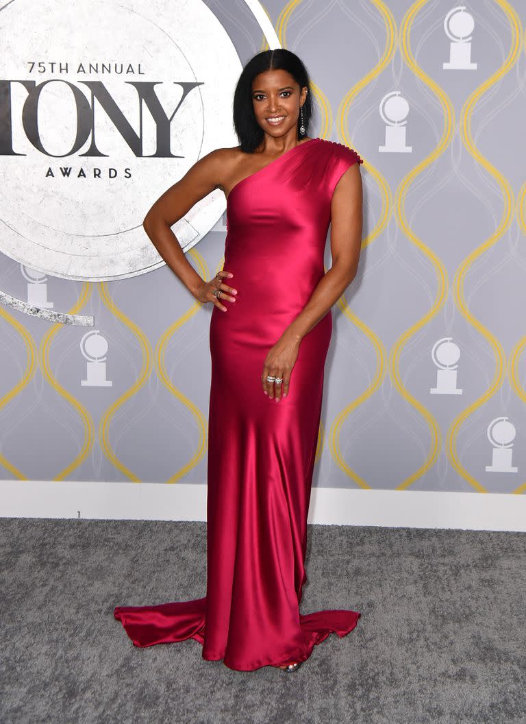 Renée Elise Goldsberry y un vestido de un solo hombro 