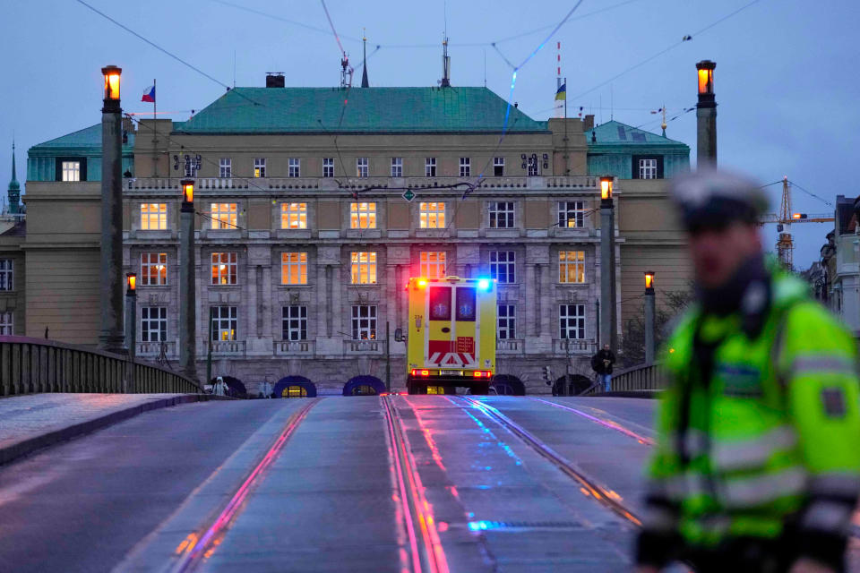 Ein Krankenwagen fährt in Richtung des Gebäudes der Philosophischen Fakultät der Karlsuniversität. An einer Hochschule in der Prager Innenstadt sind Schüsse gefallen (Bild: Foto: Petr David Josek/AP)