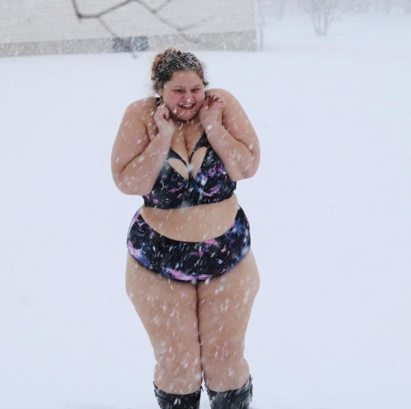 Leah posó bajo la nieve porque quiso otorgar un mensaje de aceptación del cuerpo. Foto: Instagram.com/voluptuousleah