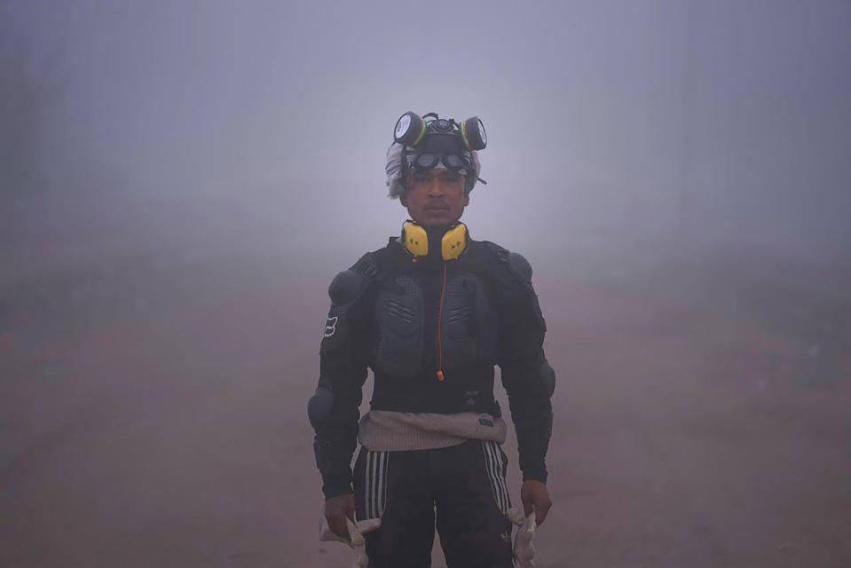 Un granjero equipado para enfrentarse al gas lacrimógeno de la policía posa para una foto mientras agricultores indios que protestan desde hace una semana para que se garantice el precio de sus cosechas esperan a marchar a la capital cerca de la frontera de Shambhu que divide los estados norteños de Punjab y Haryana, unos 200 kilómetros (120 millas) de Nueva Delhi, India, el miércoles 21 de febrero de 2024. (AP Foto/Altaf Qadri)