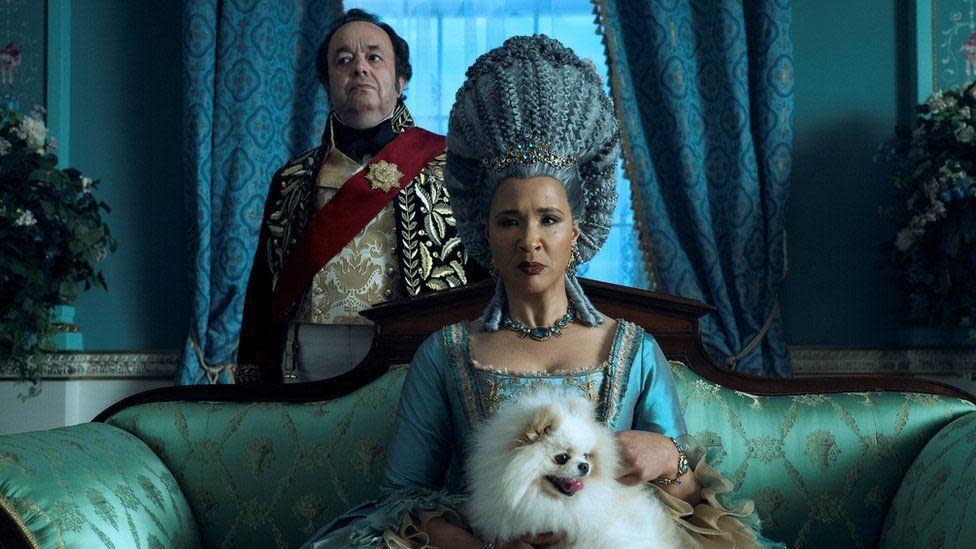 Imagen fija de producción de la próxima serie de Netflix "Queen Charlotte: A Bridgerton Story".