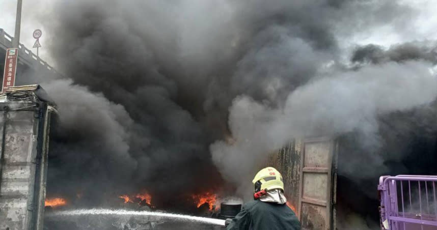 新豐貨櫃火警天際竄濃煙。（圖／翻攝畫面）