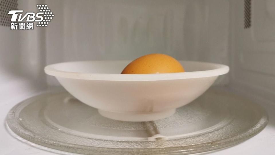 台電呼籲別將整顆雞蛋放進微波爐加熱。（示意圖／shutterstock達志影像）
