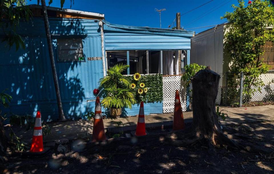 Vista del porche delantero de una casa móvil en el Gables Trailer Park, en Little Gables. El parque, que cuenta con aproximadamente 90 casas móviles, está situado frente al Graceland Memorial Park North, en SW 44th Avenue. A los habitante les preocupa ser desplazados ya que la ciudad de Coral Gables está avanzando con el proceso de anexión, el miércoles 18 de octubre de 2023.