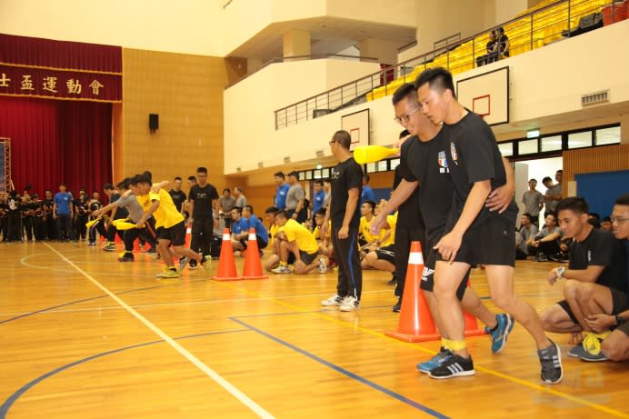 陸軍專科學校13日舉辦全校運動會，師生在趣味競賽中發揮默契，奮勇爭先。（軍聞社記者李忠軒攝）