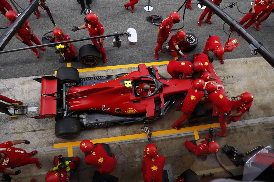 Los mecánicos de Ferrari cambian los neumáticos del monoplaza de Charles Leclerc en la previoa del Gran Premio de España, en el circuito de Montmeló, el jueves 13 de agosto de 2020. (AP Foto/Emilio Morenatti)