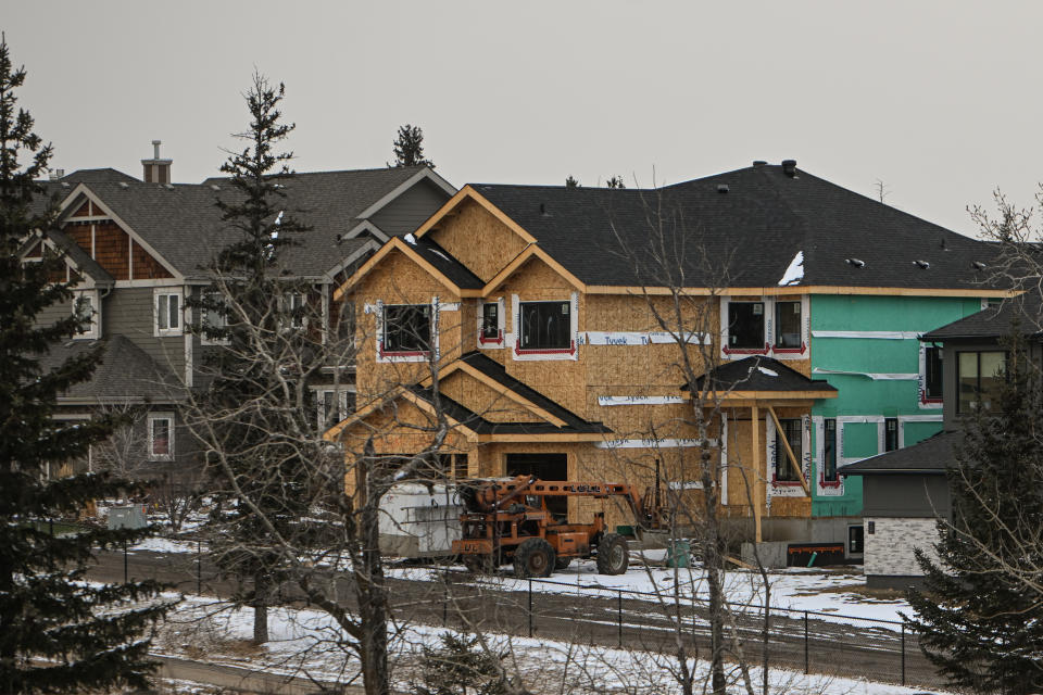 Los constructores son responsables de gran parte del inventario de viviendas actualmente disponible. (Foto: Artur Widak/NurPhoto via Getty Images)