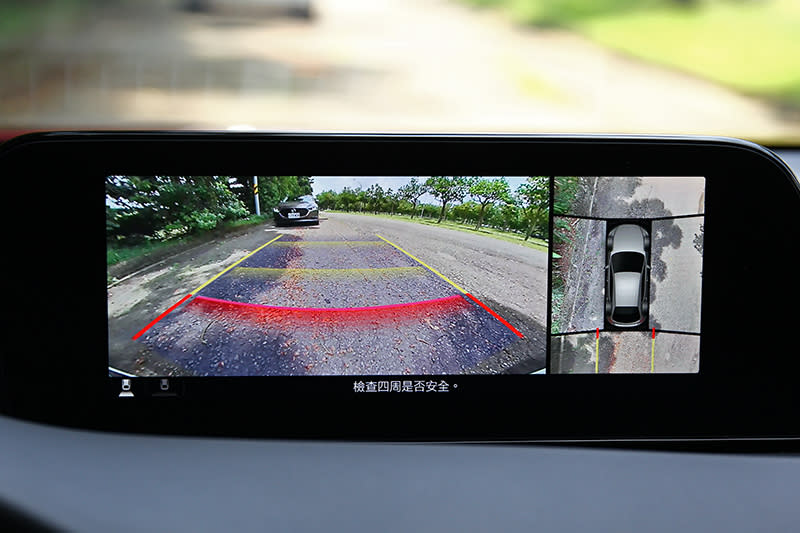 可透過鳥瞰角度觀察車四周的環景影像系統，更是停車與會車時的神兵利器。