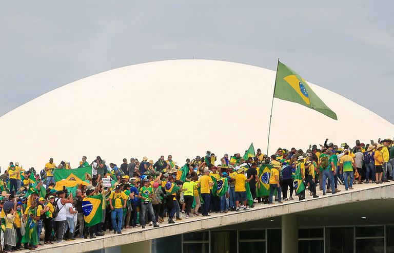 Simpatizantes del expresidente brasileño Jair Bolsonaro invaden el Congreso Nacional en Brasilia, el domingo 8 de enero