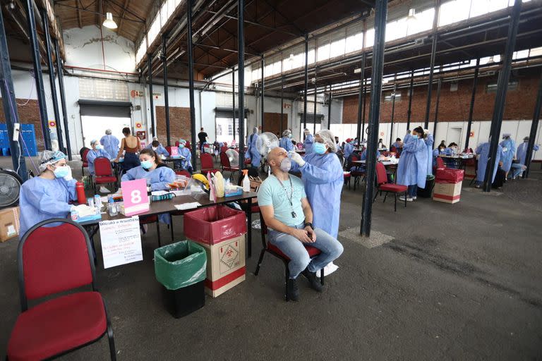 En el centro de testeo que funciona en La Rural, registraron una fuerte baja en la demanda de hisopados