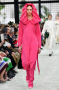 <p>La plataforma de moda parisina, en la que se presentaron las colecciones para la próxima temporada otoño-invierno, le dio la pauta a Valentino para crear un mono en color fucsia con una capucha que pareciera una enorme flor. Otro atuendo para arriesgadas. <em>Foto: Pascal Le Segretain/Getty Images </em> </p>