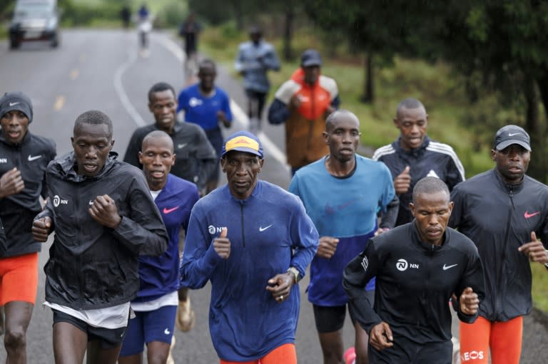 Eliud Kipchoge (en el centro, de azul) corre junto a otros atletas en un entrenamiento en Kiplagat (Kenia) (Tony KARUMBA)