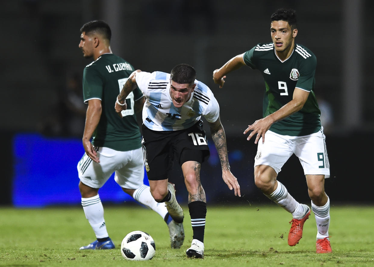 CORDOBA, ARGENTINA - NOVEMBER 16: Rodrigo De Paul of Argentina drives the ball during a friendly match between Argentina and Mexico at Mario Kempes Stadium on November 16, 2018 in Cordoba, Argentina. (Photo by Marcelo Endelli/Getty Images)