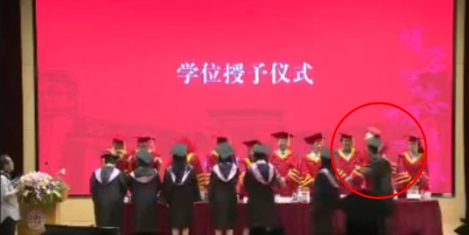 台灣學生在復旦大學畢業典禮上，毆打教授。（翻攝自社群平台X）