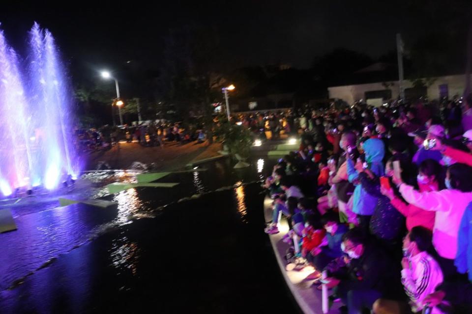 鹿港溪水舞展演，吸引數百民眾，人手一隻手機搶拍鹿躍水湮港舞驚艷。（記者何國榮攝）