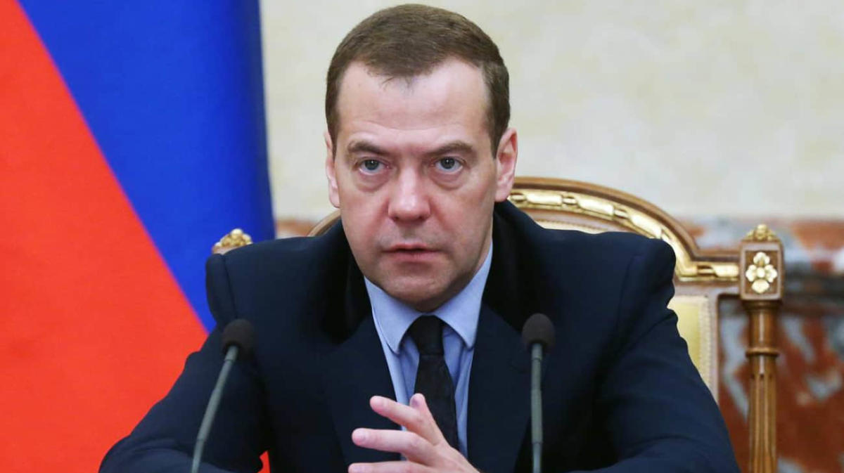 Medvedev threatens Berlin, London and Washington with nuclear retaliation if Russia is to go back to 1991 borders