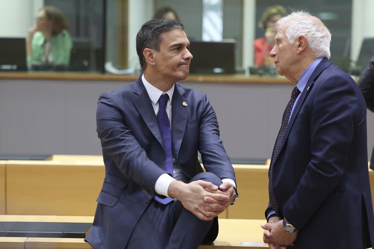 Pedro Sánchez habla con Josep Borrell durante la cumbre europea en Bruselas