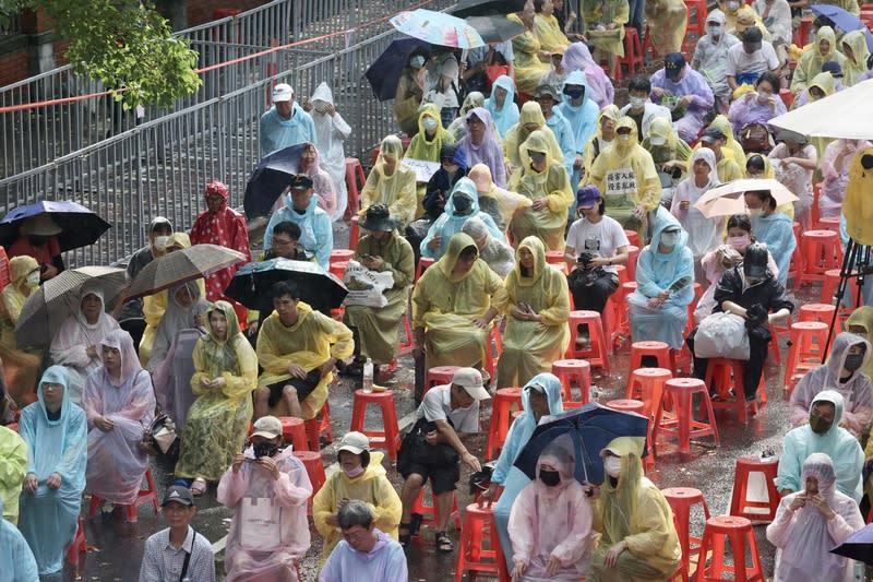 「公民反國會濫權」號召重返立院集結（1） 國會職權修法覆議案21日將表決，多個公民團體發起 「公民反國會濫權，重返立院集結行動」，並在立法 院青島東路側推出「民主台灣 夏季學校」，邀請眾人 在捍衛民主的同時也學習新知，儘管19日午後一度降 下大雨，仍有不少民眾到場參與。 中央社記者張皓安攝  113年6月19日 