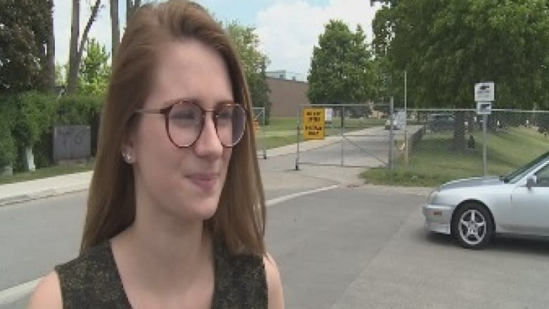 Students wear tank tops, muscle shirts in support of Laura Anderson