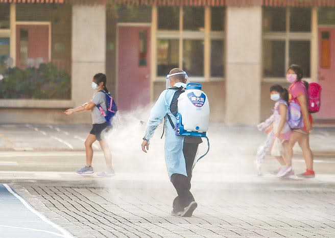 受新北幼兒園群聚事件影響，北市多所國小附幼進行預防性停課，並加強清消。（王英豪攝）