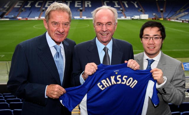 Sven-Goran Eriksson (centro) regresa a la dirección con Leicester en Inglaterra 