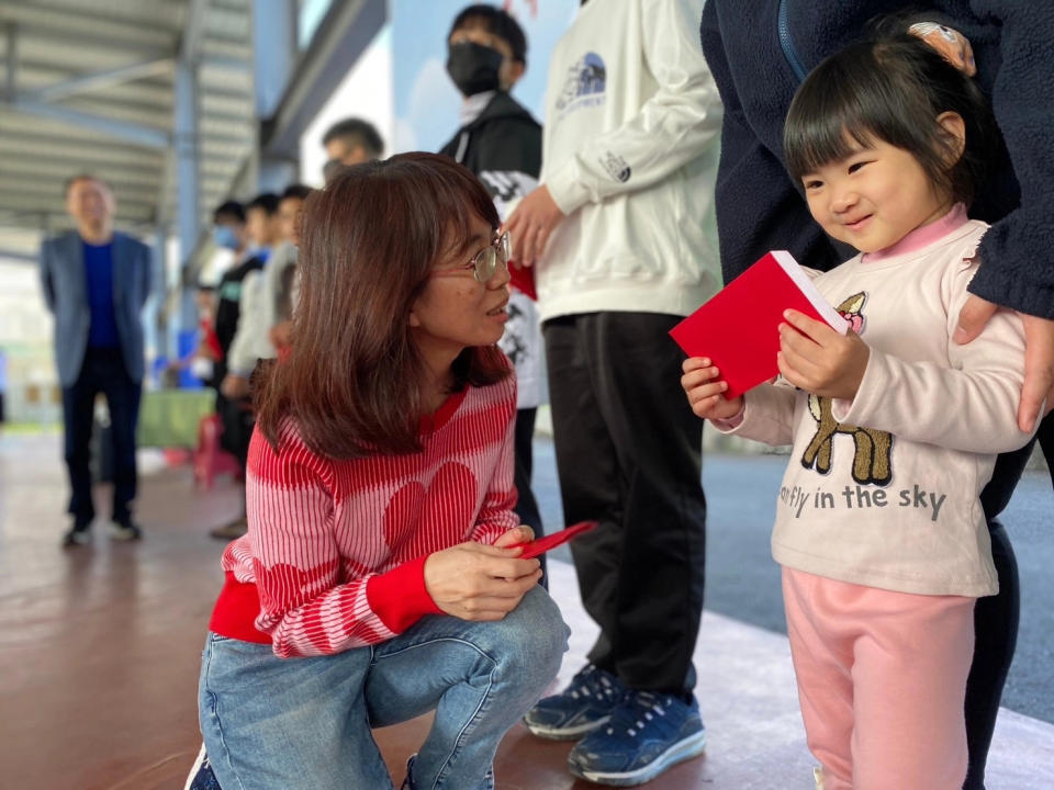 董事長夫人陳素蘭女士頒贈新春紅包。