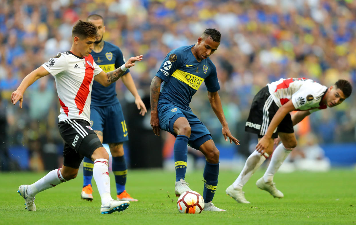 Final de Copa Libertadores, Boca Juniors v River Plate, Lucas Martinez en acción con Sebastian Villa. Foto: REUTERS/Marcos Brindicci.