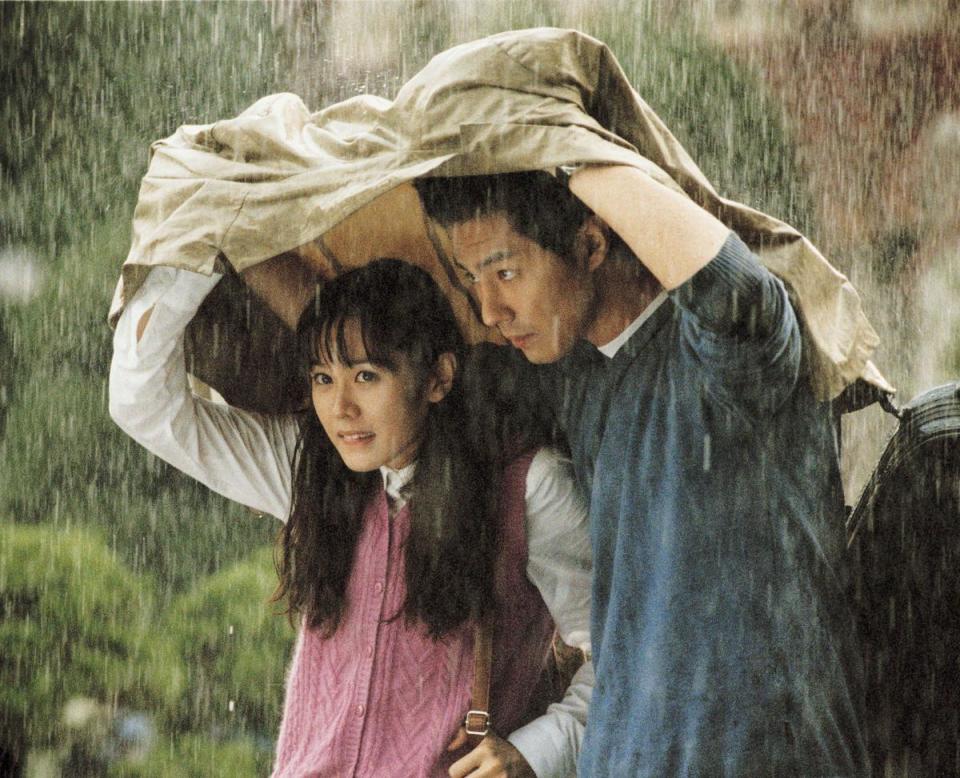 趙寅成與孫藝真在雨中浪漫奔跑，就連導演郭在容也坦言看得心裡怦怦跳（甲上娛樂提供）