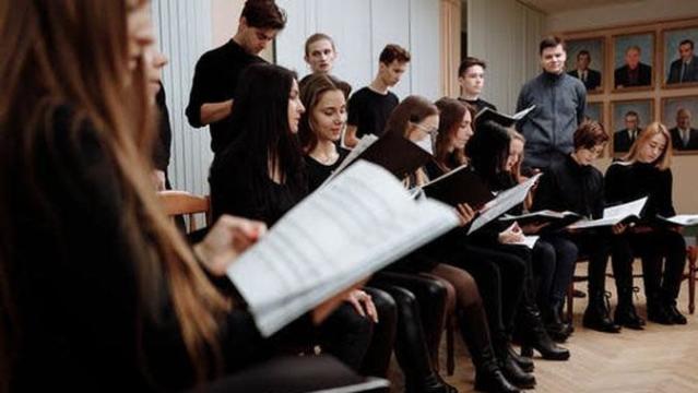 Paduan suara yang cara menyanyikannya dengan satu suara diistilahkan dengan