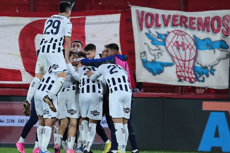 Festeja Talleres y sufre Huracán; el equipo cordobés venció sobre el final y el Globo sigue en zona de descenso. 