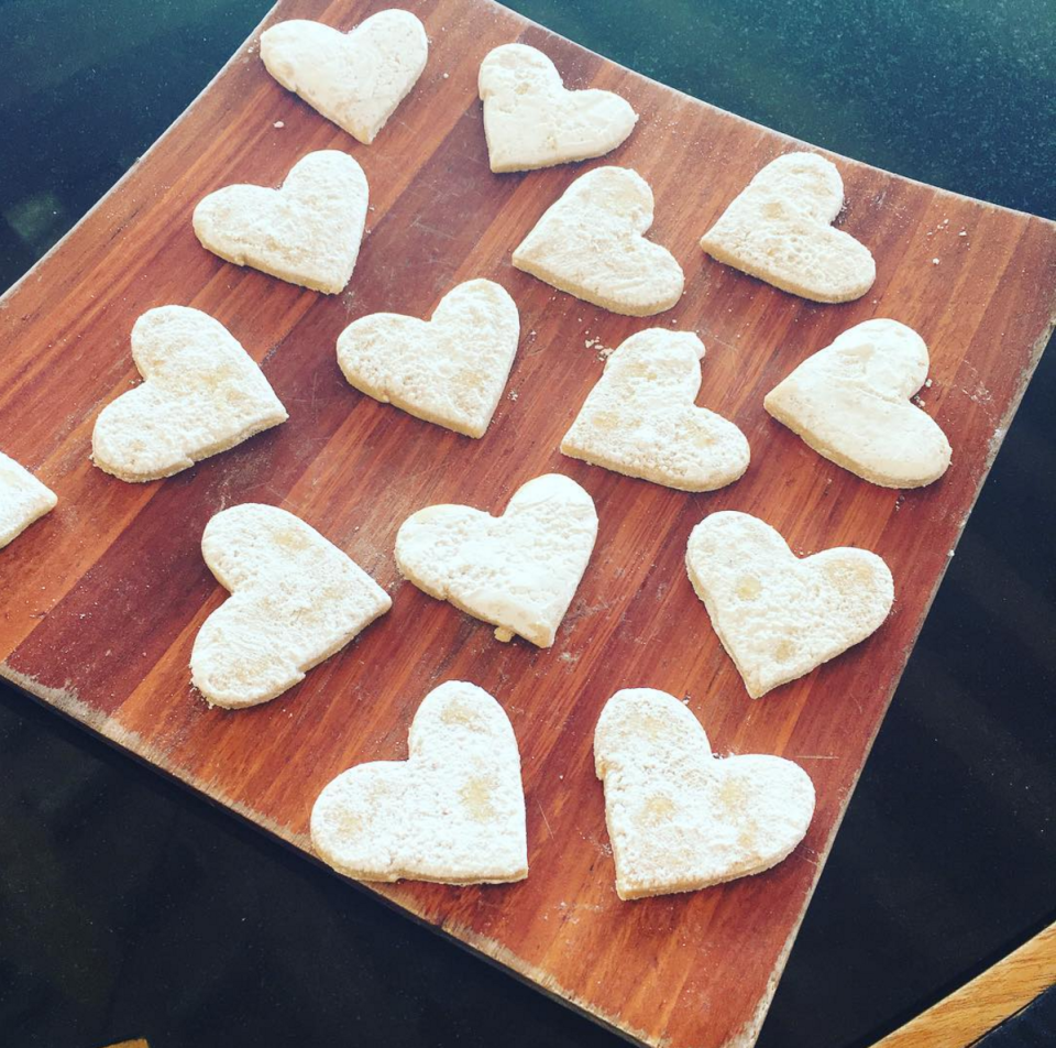 Eva Longoria hizo estas galletas caseras con forma de corazón que la llenaron de orgullo y decidió compartirlo con sus seguidores.