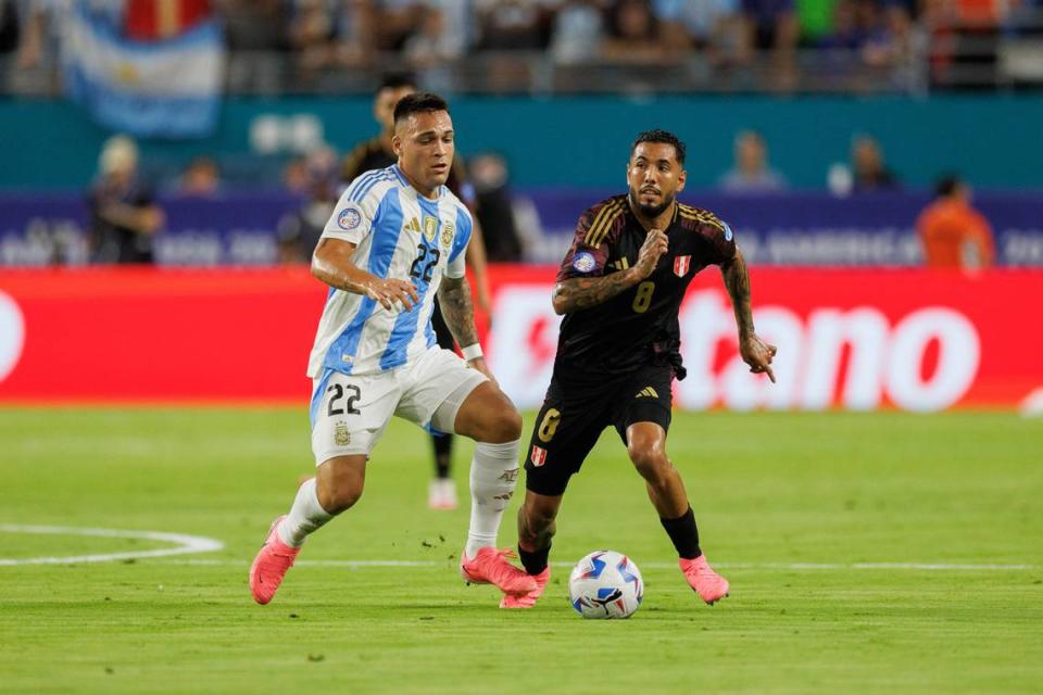 Lautaro Martínez (izq.) va camino de convertirse en el máximo goleador de la Copa América.