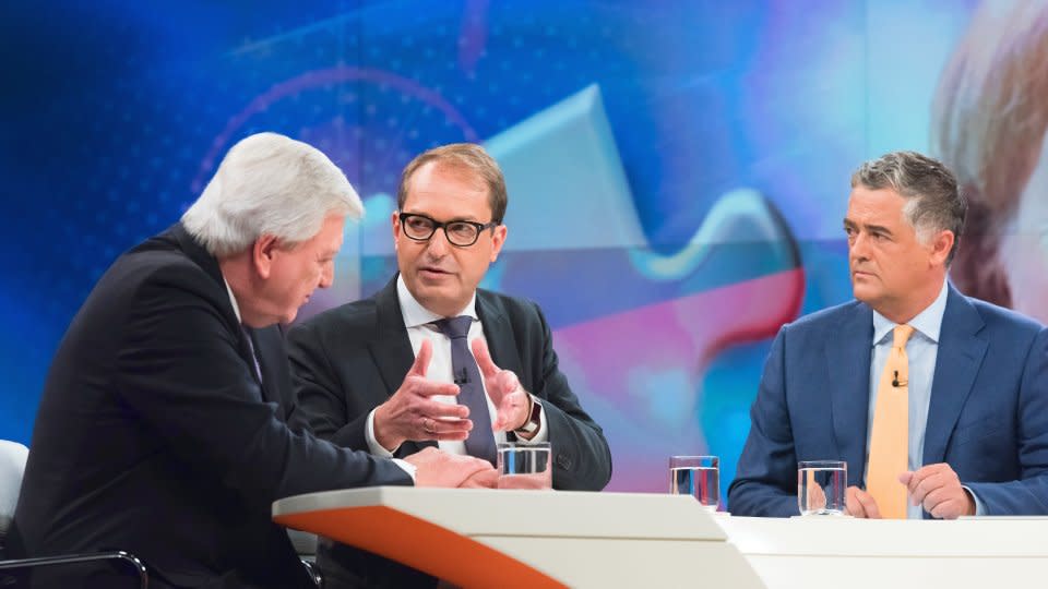 “Die Union muss vereint stehen” – das zumindest wünscht sich der hessische Ministerpräsident Volker Bouffier (links). Er ist im Gespräch mit Alexander Dobrindt (Mitte). Moderiert wird die Sendung an diesem Abend von Matthias Fornoff. Foto: ZDF / Jule Rohr