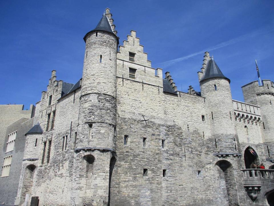 El castillo Steen (“roca” en flamenco), origen del castro medieval del siglo IX y de sus murallas defensivas, construido tras las primeras incursiones vikingas.