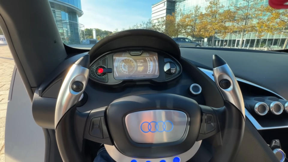 車內的儀表板設定是數位儀表，雖然現在德系豪華品牌幾乎都已經採用這類技術。(圖片來源/ Supercar Blondie YT)