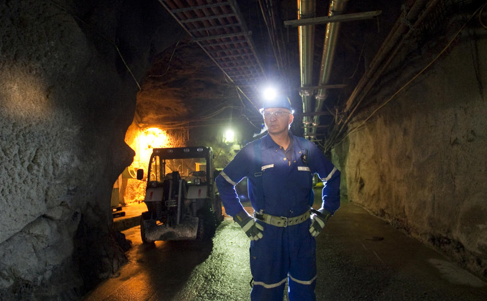 Cameco miner Darko Dodig looks down a shaft at the uranium producer's Cigar Lake mine site September 3, 2010. REUTERS/David Stobbe (CANADA - Tags: BUSINESS ENERGY)