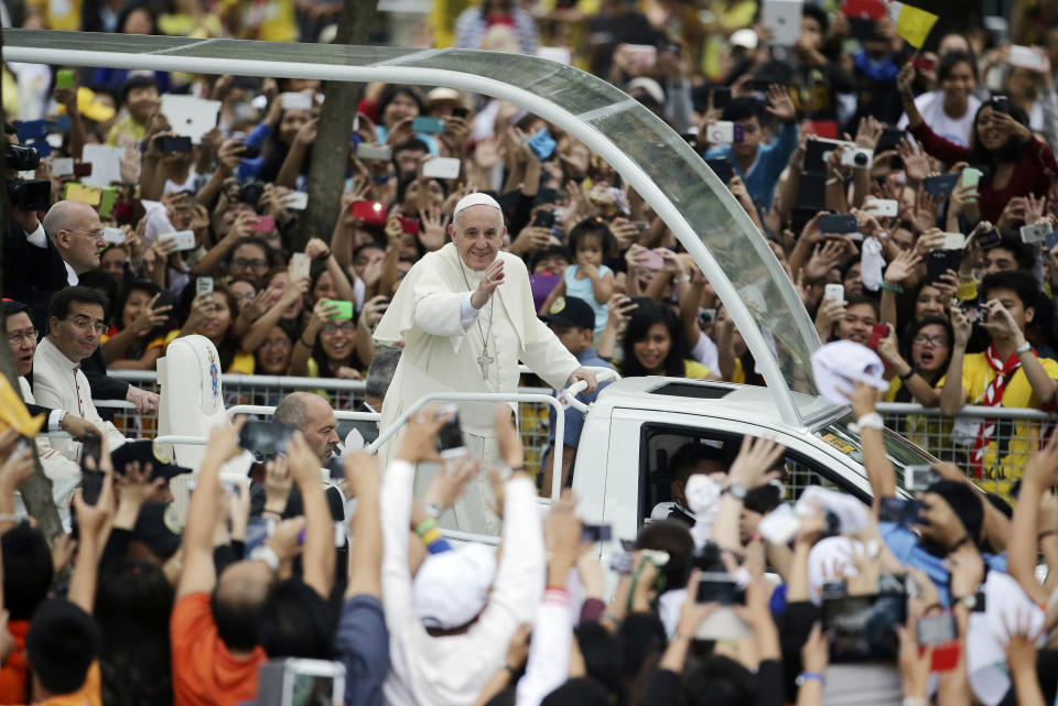 ARCHIVO - En esta fotografía de archivo del 18 de enero de 2015, una multitud vitorea al papa Francisco durante su reunión con la juventud en la Universidad de Santo Tomás, en Manila, Filipinas. (AP Foto/Aaron Favila, archivo)