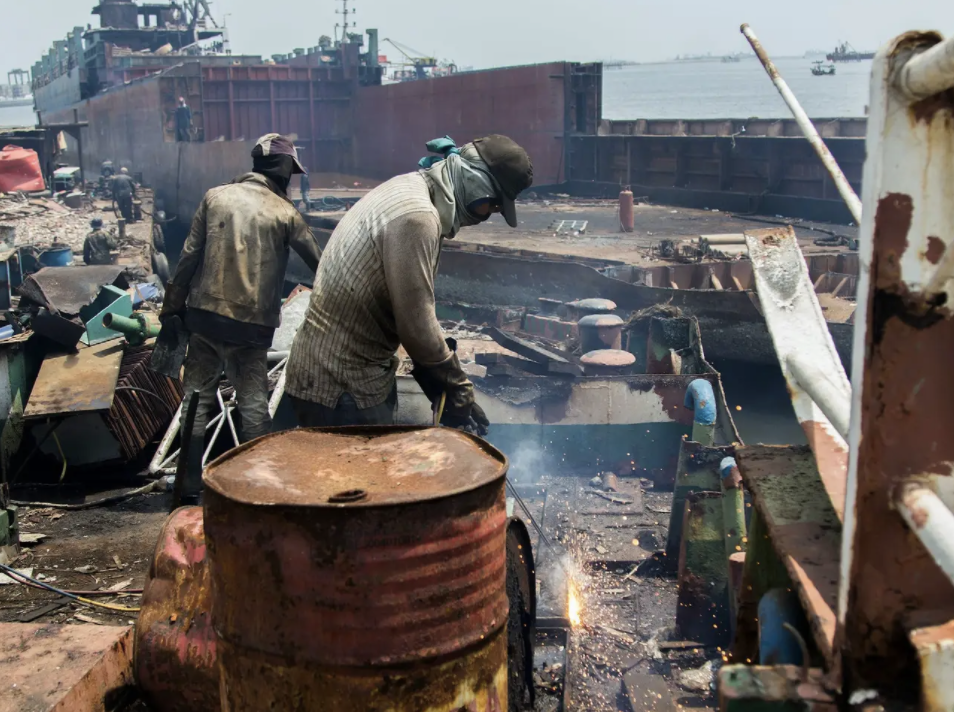 Arbeiter zerstören in Jakarta, Indonesien, im September 2017 ein Schiff, um den wertvollen Stahl zu recyceln. - Copyright: Edi Ismail/NurPhoto via Getty Images