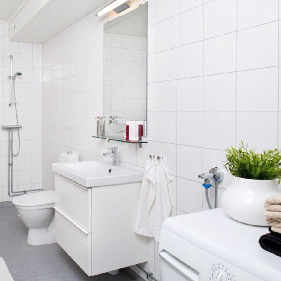 El baño viene con todo el mobiliario, azulejos y lavadora incorporada. (Foto: Instagram / <a href="http://www.instagram.com/p/vlQsIxp6bV/" rel="nofollow noopener" target="_blank" data-ylk="slk:@boklok;elm:context_link;itc:0;sec:content-canvas" class="link ">@boklok</a>).