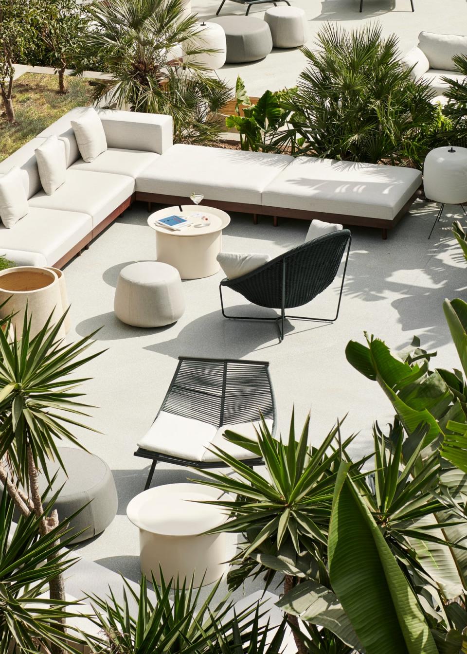 Outdoor seating (Maxx Royal)