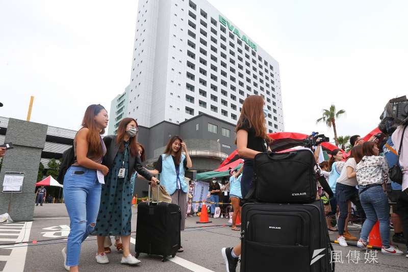 20190626-南崁長榮航運大樓前長榮空服員罷工，先前受困維也納的空服員回國後與同事相擁而泣。（顏麟宇攝）