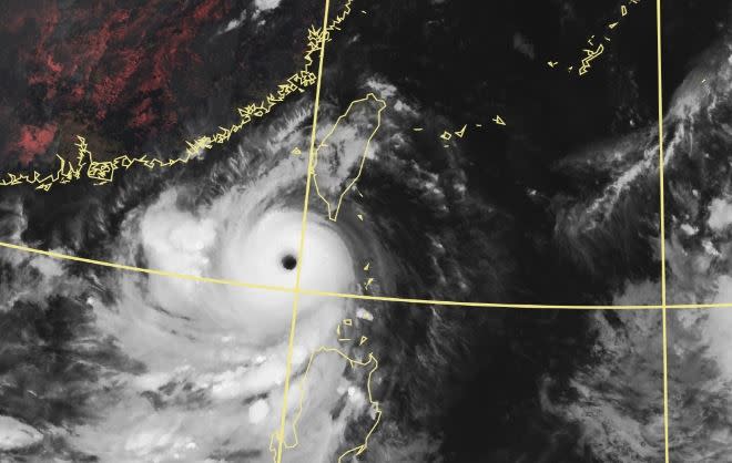 蘇拉將逐漸遠離台灣。（圖／翻攝自氣象局）