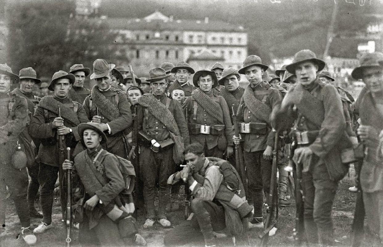 Concentración de tropas en la playa de Ondarreta con destino a la guerra de Marruecos. <a href="https://commons.wikimedia.org/wiki/File:Concentraci%C3%B3n_de_tropas_en_la_playa_de_Ondarreta_con_destino_a_guerra_de_%C3%81frica_(1_de_8)_-_Fondo_Car-Kutxa_Fototeka.jpg" rel="nofollow noopener" target="_blank" data-ylk="slk:Fondo Car-Kutxa Fototeka / Wikimedia Commons;elm:context_link;itc:0;sec:content-canvas" class="link ">Fondo Car-Kutxa Fototeka / Wikimedia Commons</a>