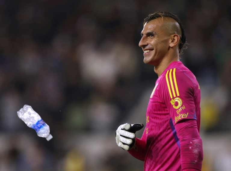 El portero argentino Nahuel Guzmán sonríe mientras tira una botella de agua lanzada por un espectador durante un partido entre Los Angeles FC y los Tigres disdputado el 27 de septiembre de 2023 en la ciudad estadounidense (Harry How)