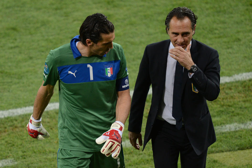 Gianluigi Buffon s'entretient avec Cesare Prandelli lors de la mi-temps du match