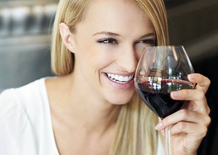 El vino tinto podría ayudar a prevenir las caries gracias a que no permitirían que las bacterias que la causan se adhieran a los dientes: Foto: Getty Images.