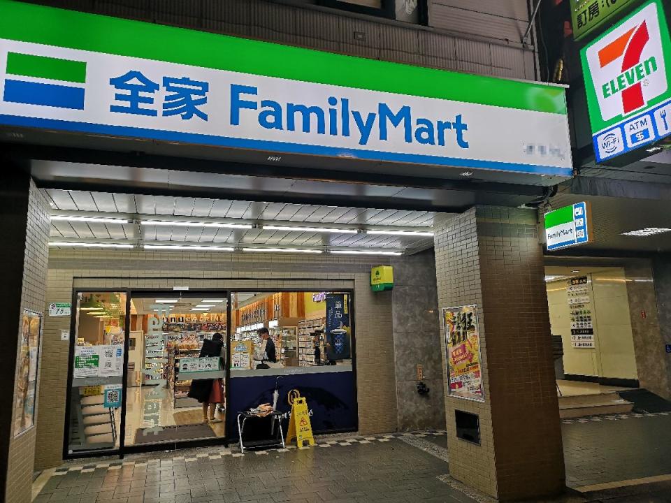 全家環保餐具被驗出甲醛，消費者可憑發票、商品退款。（圖：黃麗鳳攝）