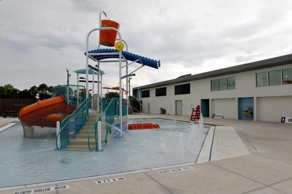 The Lincoln Aquatic Center in Palmetto features two swirly water slides, a zero-entry pool for early swimmers and a 25-yard swimming pool for local competitions.