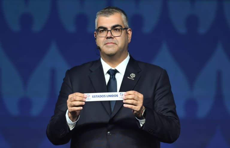 El director de competiciones de la Conmebol, Fred Nantes, muestra el nombre de Estados Unidos durante el sorteo final de la Copa América, el 7 de diciembre de 2023 en Miami (Angela Weiss)